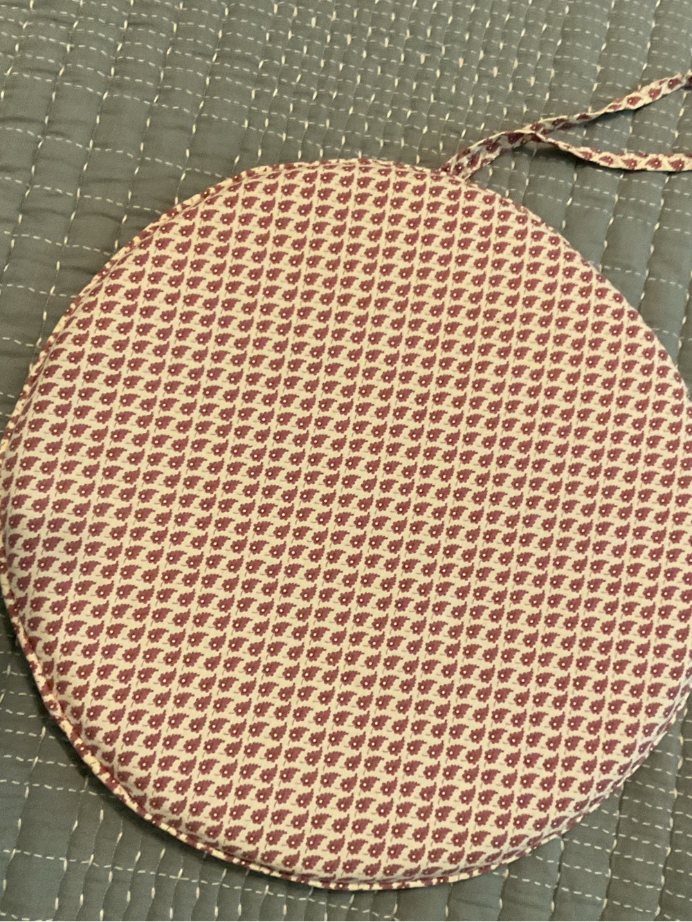 Round Quilted Chair Pads in Cream and Burgundy Pattern (Set of 4) - Picture 2 of 2